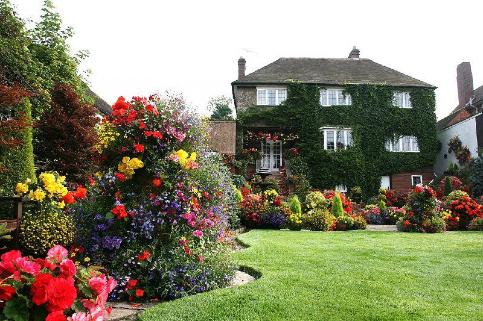 Купить дом в цветочном. Англия деревня кэмбэлфорд ланшадф садов. Голландский стиль сада в Англии. Палисадники в Англии. Ландшафтный сад большато Англии.
